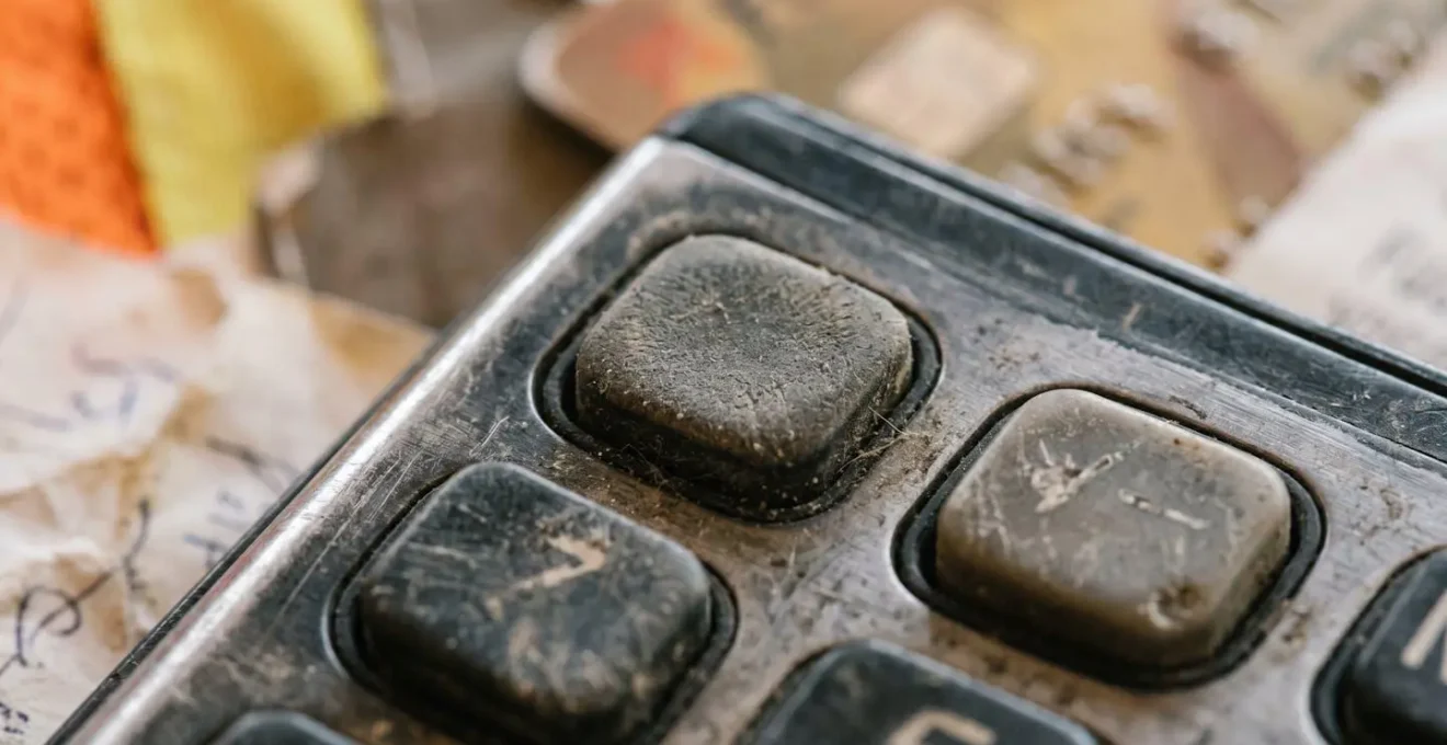 Calculatrice et éléments symbolisant les coûts cachés du retrait de matériel de chantier