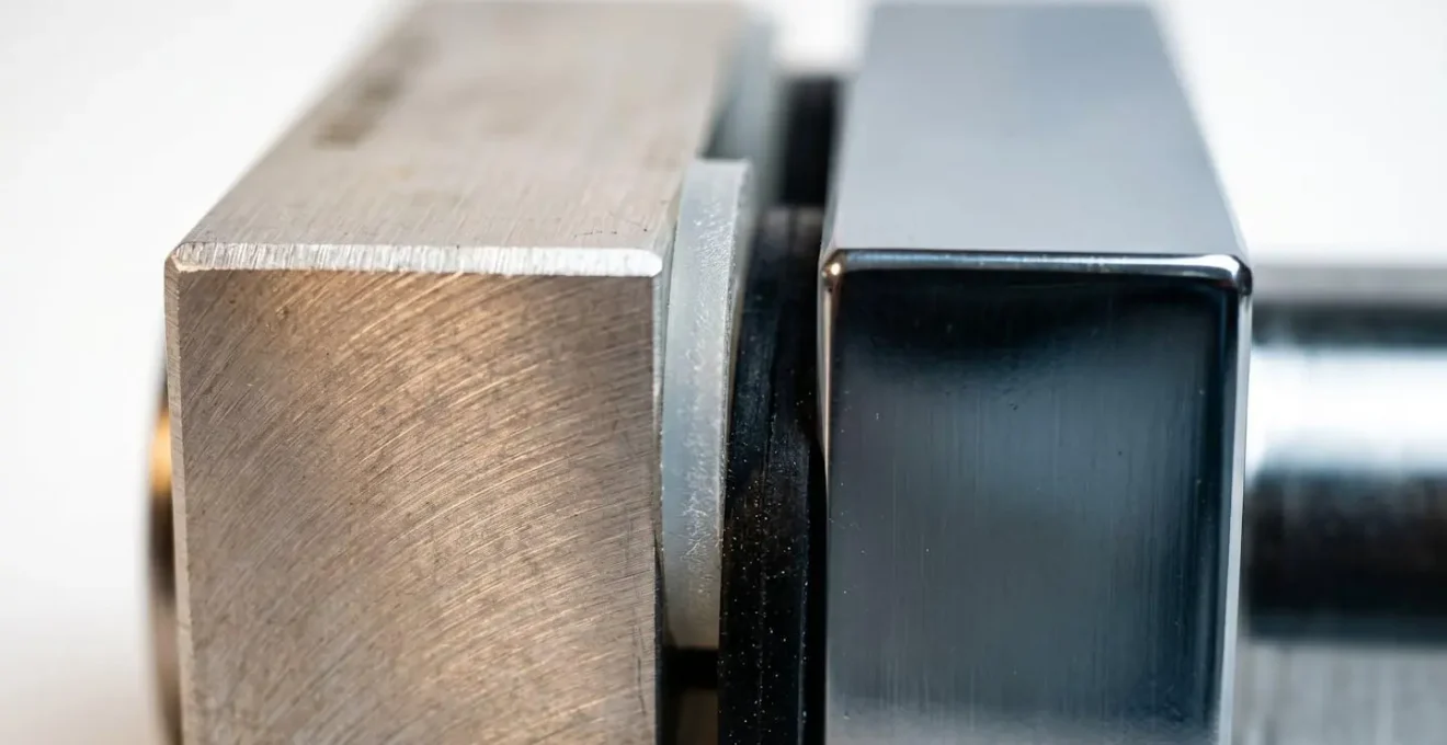 Rondelles isolantes et solutions barrières pour prévenir la corrosion galvanique entre métaux différents