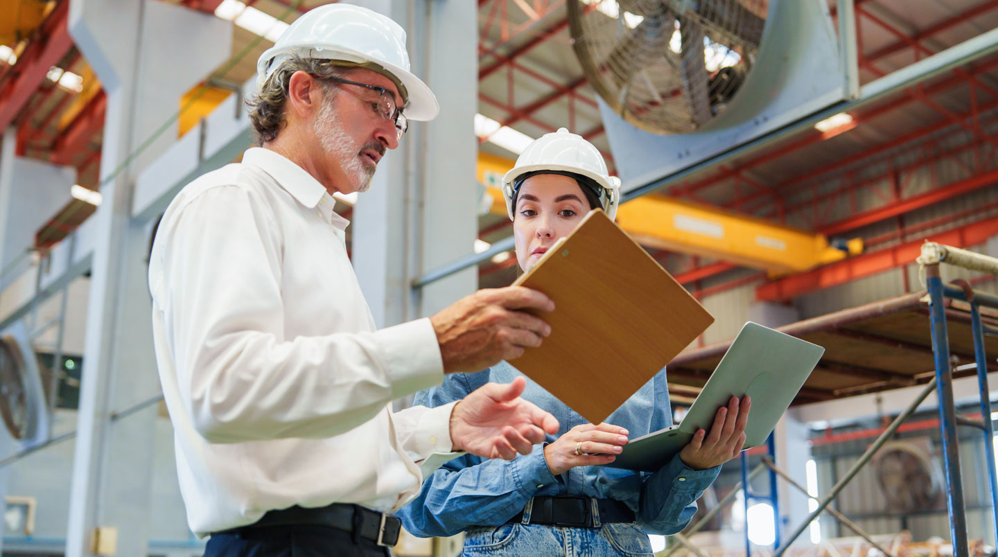 Empilement ordonné de 4 documents techniques sur bois clair : Qualification soudeur EN ISO 9606, Mode opératoire DMOS validé, Rapport CND ultrasons, Certificat requalification organisme notifié, avec stylo technique à côté, lumière naturelle douce